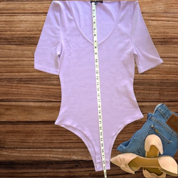 7 For All Mankind ✨HP✨🆕 | 💐Ribbed V-neck Half Sleeve Bodysuit in Light Lilac. - Picture 7 of 10